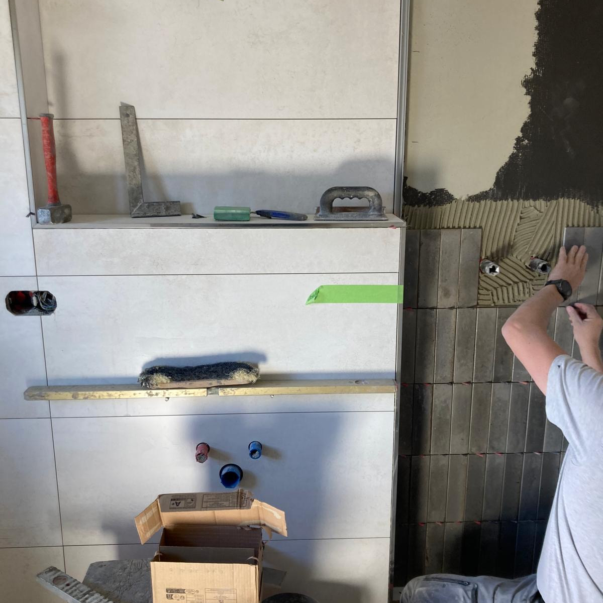 Im Gasthof Post entstehen gerade 3 neue Bäder, frisch verlegt mit modernen Riemchen und viel Liebe zum Detail. Neu, stylisch und zum wunderschön. Gefällt es euch? Schreibt uns euer Lieblingsdesign oder welches Fliesenmuster ihr wählen würdet. 🛁